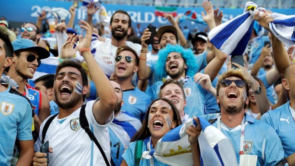Hinchas uruguayos molestan a los chilenos con cántico sobre el pisco