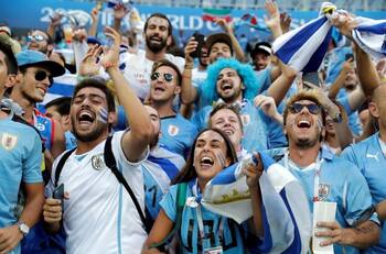 Hinchas uruguayos molestan a los chilenos con cántico sobre el pisco