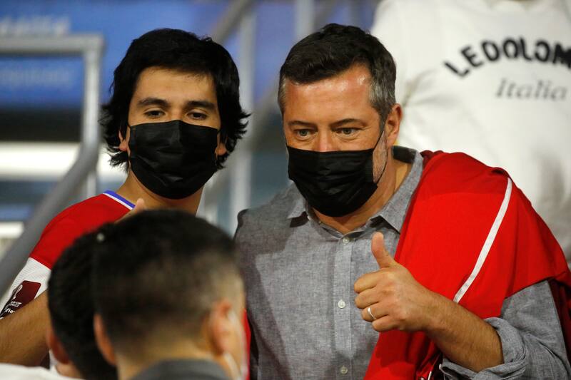 Viendo fútbol en el estadio.