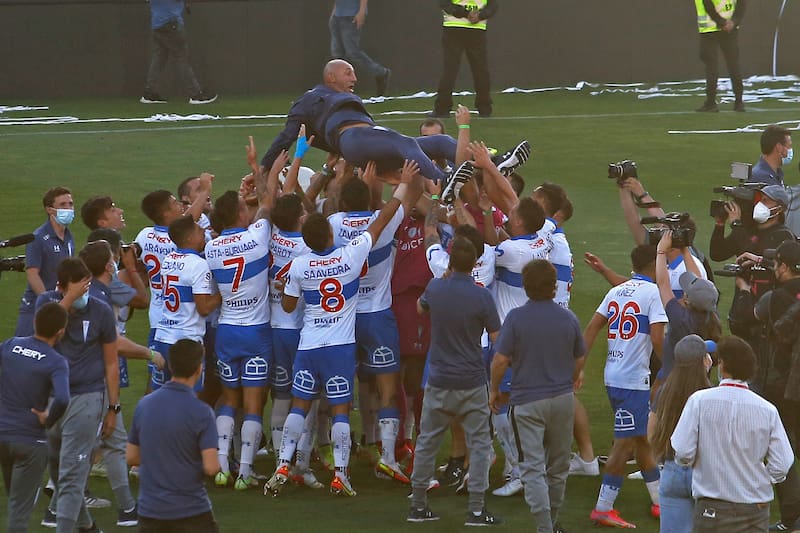 "Pienso que de los cuatro campeonatos seguidos de la Católica, el equipo del 2021 fue el que mejor jugó al fútbol, de eso no tengo duda", expresa el técnico campeón de esa temporada.