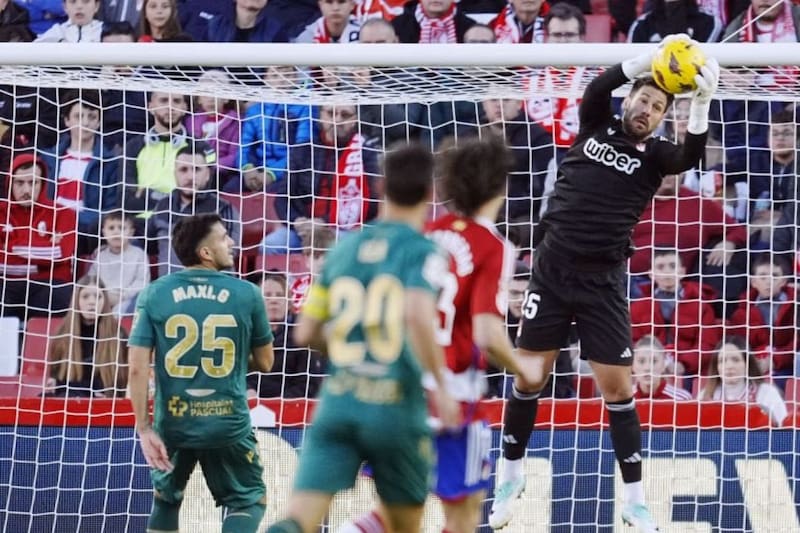 El ex arquero de La Calera y O'Higgins tuvo un brillante estreno en el Granada. Foto: La Liga.