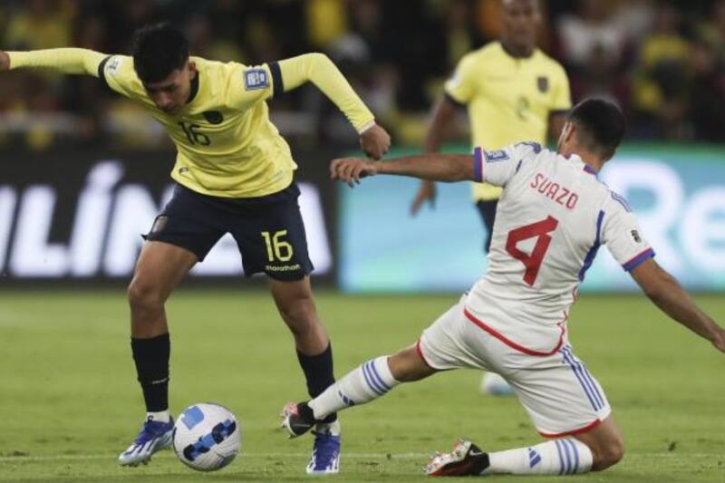 El delantero ecuatoriano Kendry Páez supera a Gabriel Suazo durante el partido eliminatorio jugado el martes en Quito.