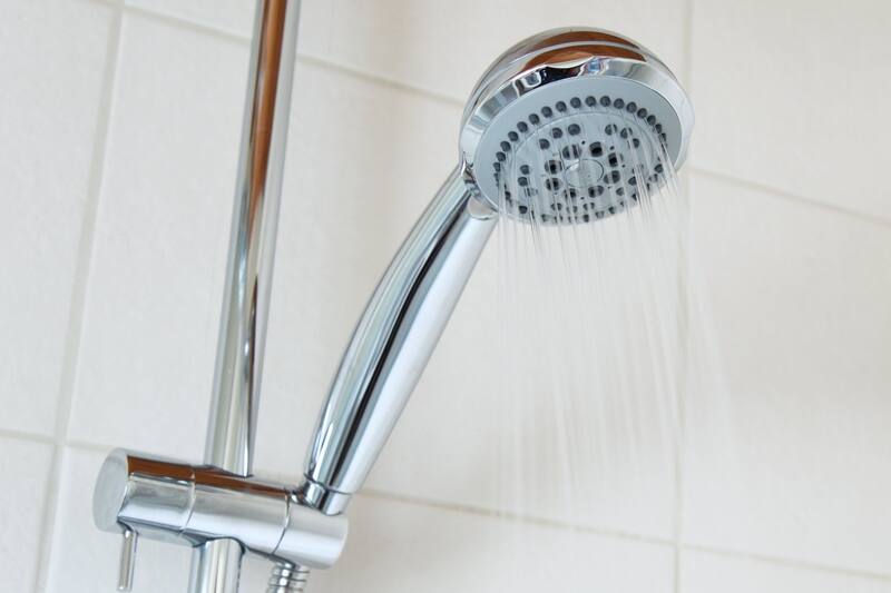 Descubre cual es la forma correcta de limpiar el cabezal de tu ducha.