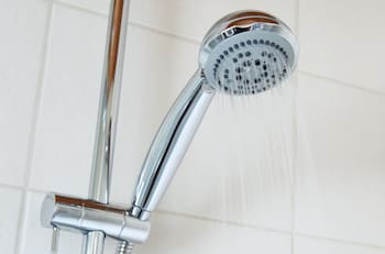 ¿Notas poca presión de agua? Así puedes limpiar el cabezal de tu ducha