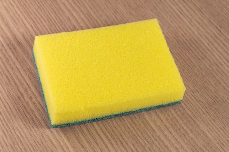 Este truco casero te ayudará a desinfectar este artículo, el que acumula cientos de bacterias en cada uso. Foto: Freepik.