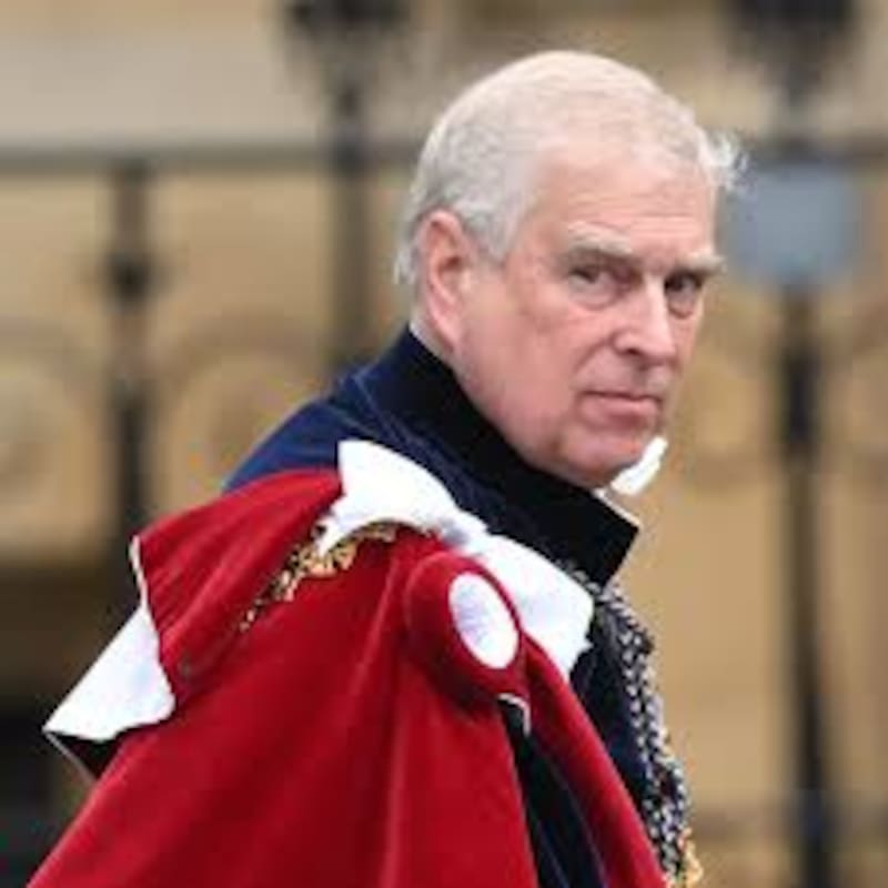 se tiene que ir del Royal Lodge