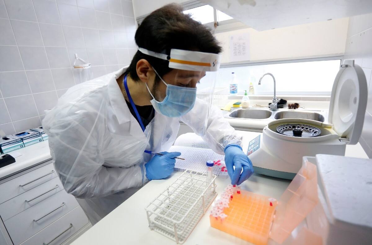 Balance Covid-19: Nuevos contagios bajaron a 6.882 pero casos activos superan los 45 mil en Chile