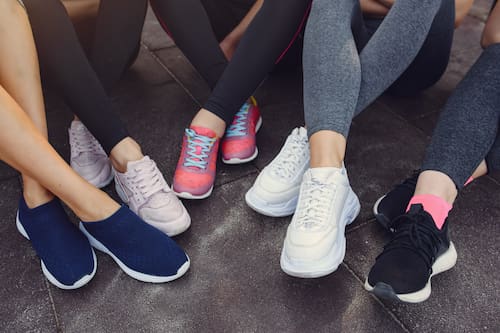 Reconocida marca de zapatillas con presencia en Chile fue vendida por US$9.400 millones: este es su nuevo dueño