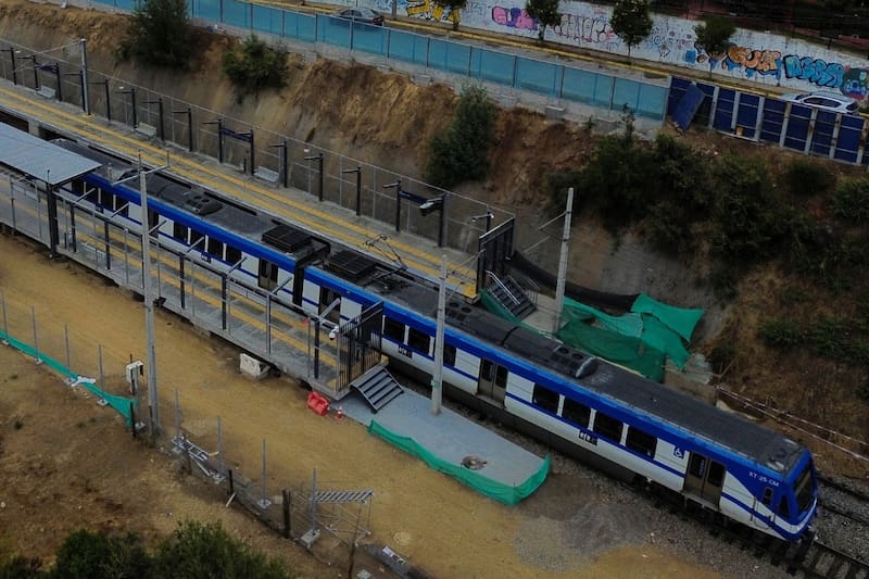 Durante las seis noches del certamen, el Tren Limache - Puerto extenderá su operación hasta las 03:00, con seis paradas a lo largo de la red. Créditos: Andres Pina/Aton Chile.