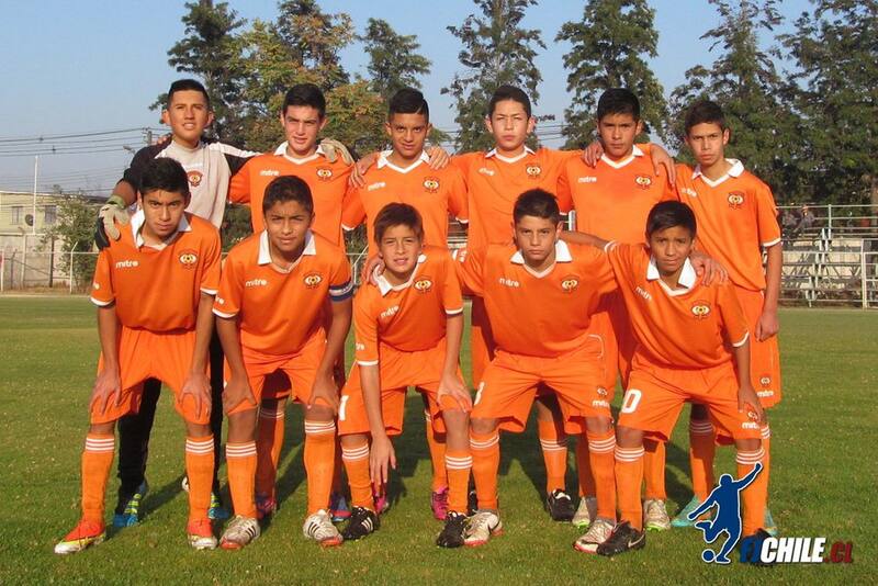 Nicolás Guerra con la serie sub-14 de Cobreloa, de la que era capitán, en 2013.