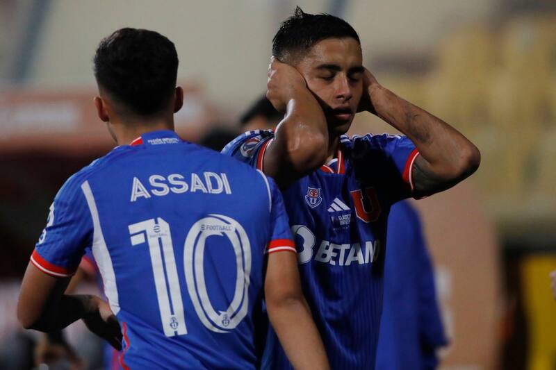 celebrando gol en Universidad de Chile.