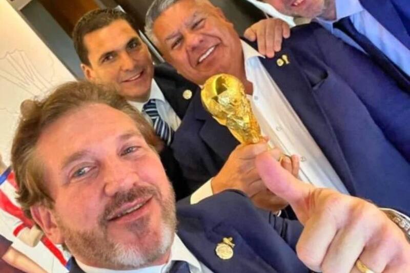 Los presidentes de las federaciones mundialistas y una feliz selfie con el mandamás de la Conmebol, Alejandro Domínguez.