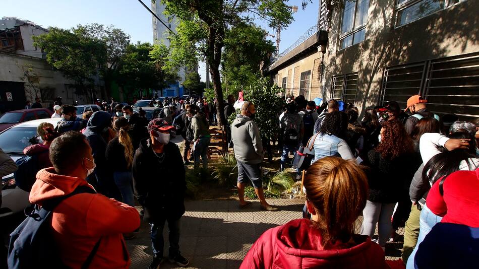 Extranjeros realizan fila en el Departamento de Extranjeria