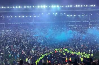 VIDEO | Hinchas del Everton repletaron la cancha de Goodison Park después de salvarse del descenso