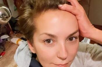 Fran García-Huidobro pasó rabia tras divertida travesura de sus perritos Patico y Víctor: "¡Recién bañados, revolcándose en todas partes"