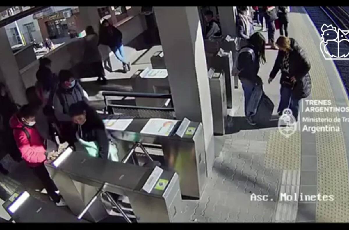 VIDEO | Menor se cayó a la línea del tren poco antes que este llegara en Argentina