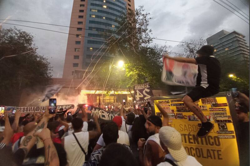 Hinchas de Colo Colo cometieron una serie de delitos en Mendoza.