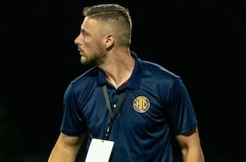 Insólito: el DT griego presentado en el fútbol chileno no duró ni una semana