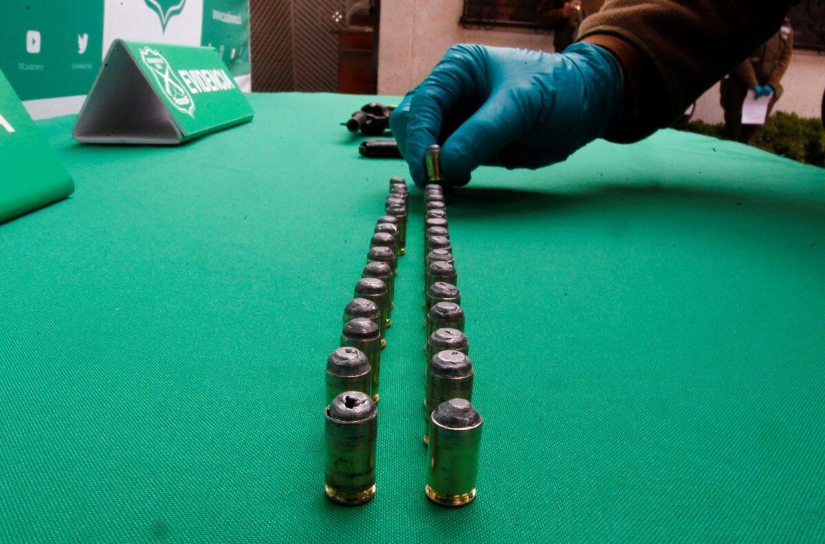 Sujetos atacaron con bombas molotov y disparos un vehículo en condominio de Quilicura