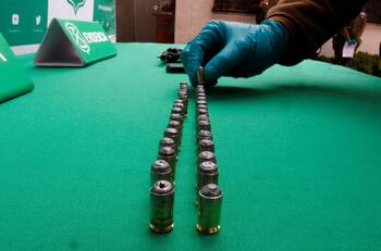 Sujetos atacaron con bombas molotov y disparos un vehículo en condominio de Quilicura