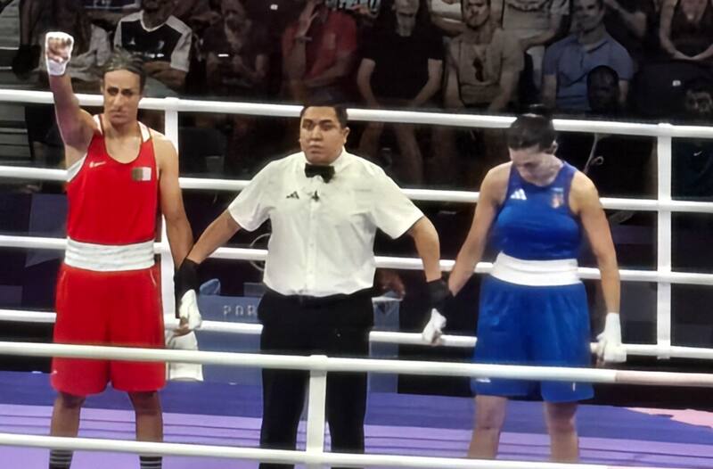 celebra su victoria tras el retiro de la boxeadora italiana en París 2024.