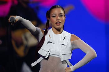 “¿Y si nos vamos mejor?”: La insólita situación que se vivió durante el show de Emilia en el Festival de Viña 2023