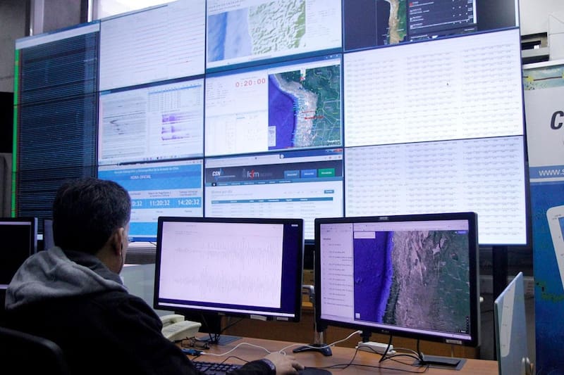 La entidad se encarga de tomar nota de todos los movimientos telúricos que ocurren durante cada jornada en Chile.