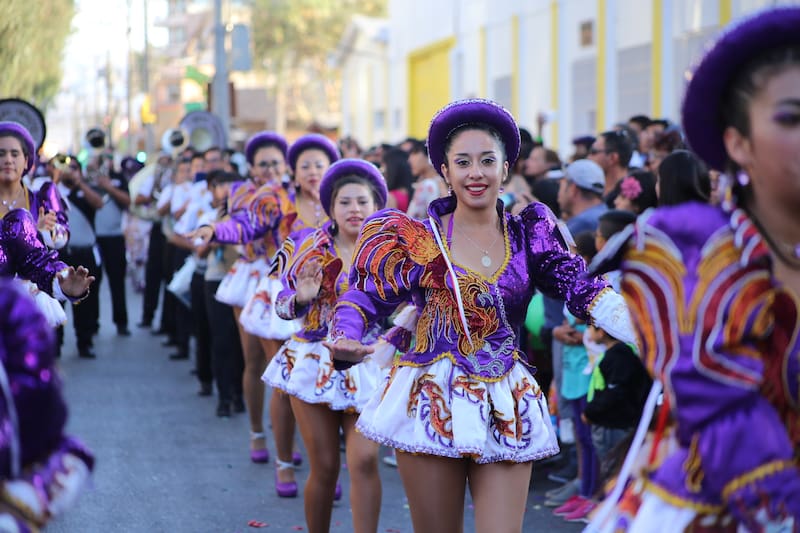 Revisa cuándo y dónde se realizará la XIV edición del Carnaval Andino de Calama “El Oasis Amanece con el Brillo del Cobre”. Créditos: Corporación de Cultura y Turismo de Calama.