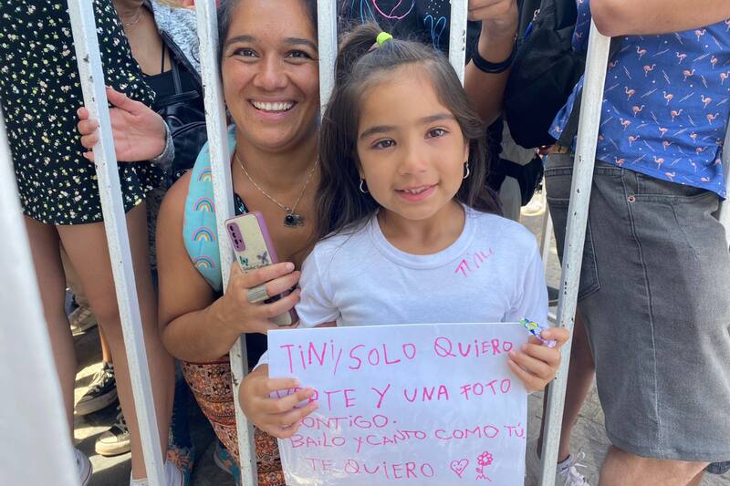 Pequeña fanática que logró un autógrafo de Tini/ TiempoX