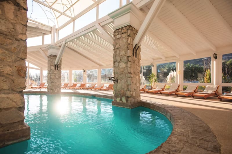 Esta escapada cuenta con spa propio y piscina temperada para celebrar esta fecha especial.