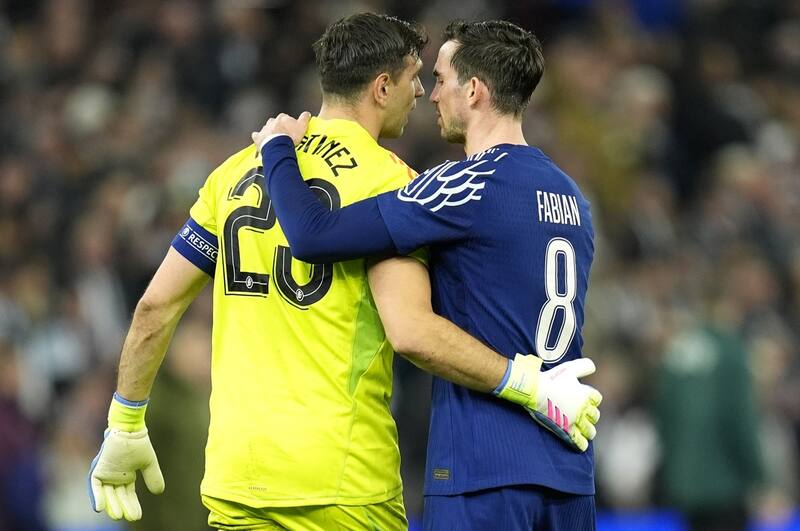 El equipo del Dibu Martínez quedó eliminado en los cuartos de final de Champions League ante el PSG.