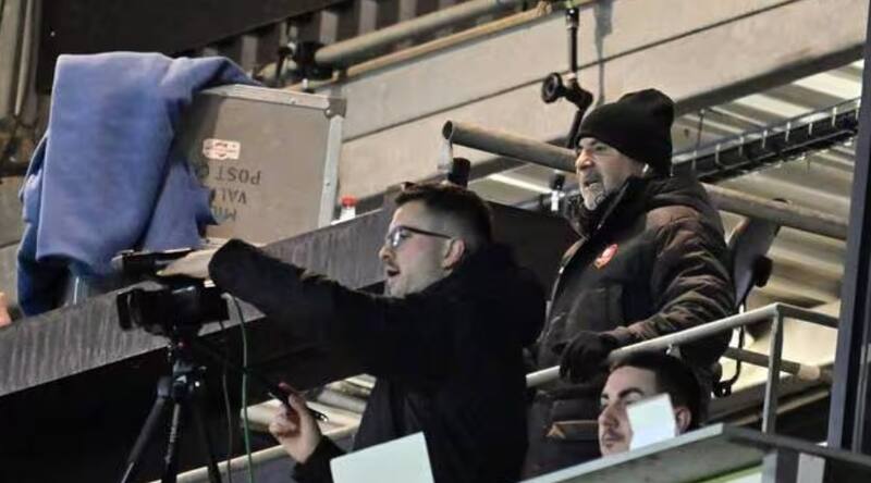 El argentino da espectáculo junto al analista de video. Cumplió un castigo, y desde la gradería perdió la paciencia con los jugadores, en pleno sector de prensa.