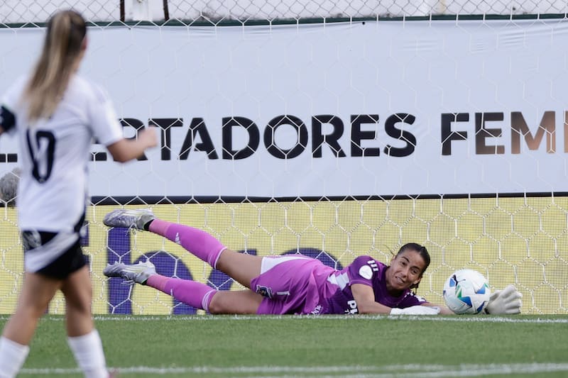 Salió para los penales luego de ser figura en el tiempo reglamentario. Foto: EFE