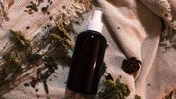 El ingrediente de cocina que cubre las canas y puedes agregar a tu shampoo favorito