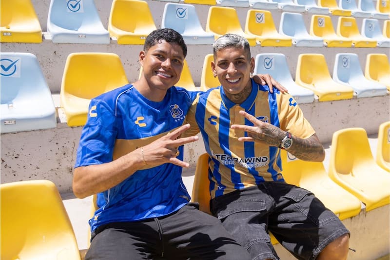 junto a Rodrigo Piñeyro, los dos últimos refuerzos presentados en Everton. Foto: Everton SADP.