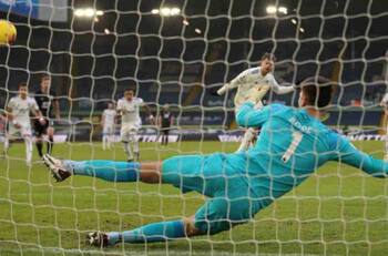 Leeds de Marcelo Bielsa derrotó a Burnley y quedó a seis puntos de la zona de competiciones internacionales