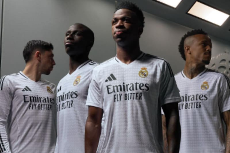 presentó su nueva camiseta para la temporada 24-25