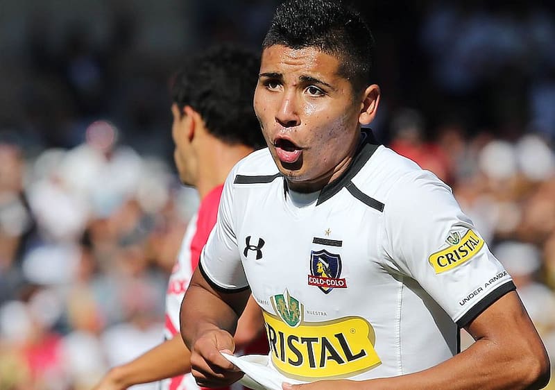 vistiendo la camiseta de Colo Colo.