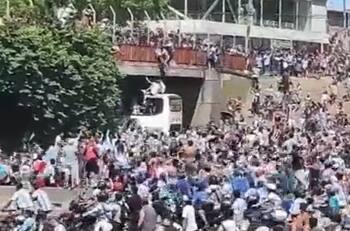 VIDEO | Fuertes imágenes: la grave caída que sufrió un hincha argentino en medio de los festejos por el título mundial en Qatar 2022