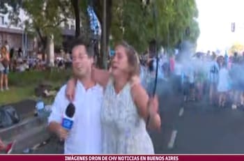 Humberto Sichel fue besado en vivo por eufórica hincha argentina tras ganar el Mundial de Qatar