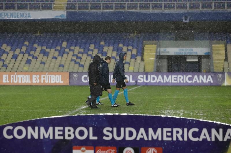 El duelo de chilenos en la Copa Sudamericana fue suspendido por la lluvia.