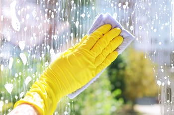 Ni limpiavidrios ni bicarbonato: Truco viral para limpiar las ventanas del hogar y dejarlas brillantes