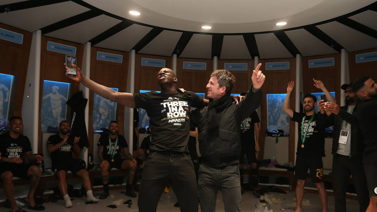 Noel Gallagher cantó juntó al camarín del City tras ganar la Copa de la Liga