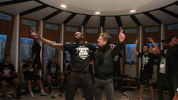 Noel Gallagher cantó juntó al camarín del City tras ganar la Copa de la Liga