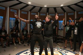 Noel Gallagher cantó juntó al camarín del City tras ganar la Copa de la Liga