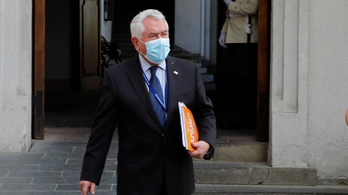 Correos del Minsal: Ministro Paris entregará este lunes los mails a la Fiscalía