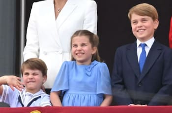 George, Charlotte y Louis posan sonrientes junto al príncipe William para celebrar el Día del Padre