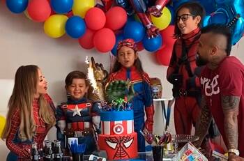 Puros superhéroes: El bonito cumpleaños del hijo de Arturo Vidal