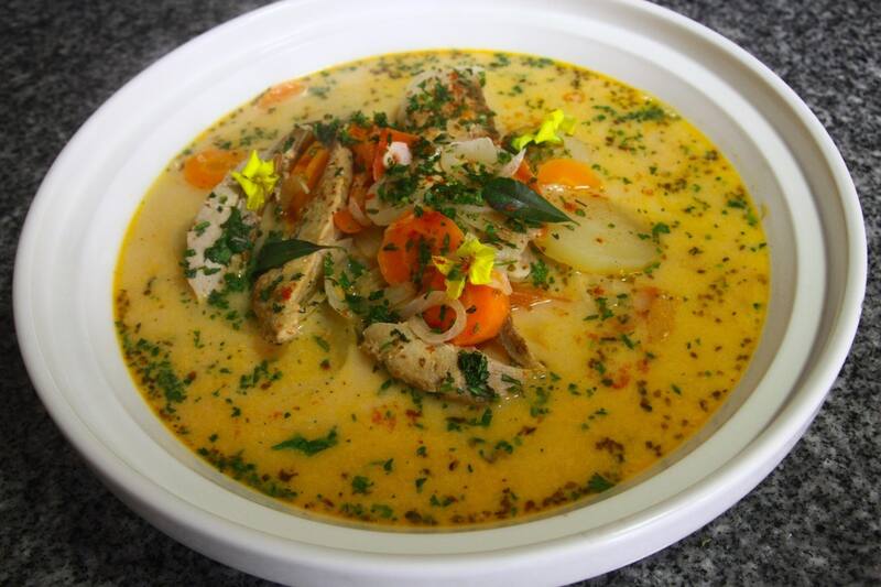 El cocinero explicó el paso a paso para cocinar esta preparación ideal para reponer energías en medio de los festejos. Créditos: Portal Metropolitano.