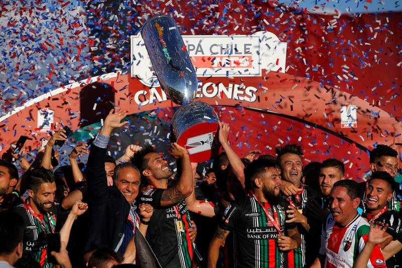 "¿Por qué no verlo campeón en un par de oportunidades? Me encantaría. Sería el punto cúlmine de mi gestión", afirma Uauy, quien en la imagen celebra junto a Luis Jiménez aquel título.